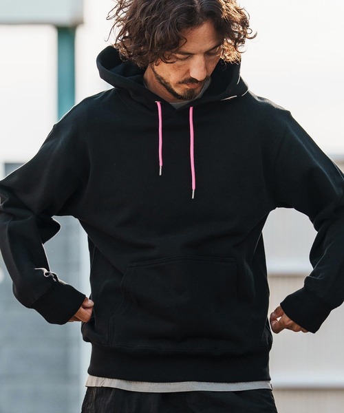 1minute 1second(ワンミニットワンセカンド)の「mpa4004-12oz heavy weight hoodie with heart patch パーカー(1M26H210)(パーカー・メンズ・ブラック/ブラック×ピンク/ホワイト・S/M/L/XL)」の9枚目の写真