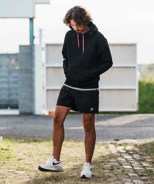 1minute 1second(ワンミニットワンセカンド)の「mpa4004-12oz heavy weight hoodie with heart patch パーカー(1M26H210)(パーカー・メンズ・ブラック/ブラック×ピンク/ホワイト・S/M/L/XL)」の11枚目の写真