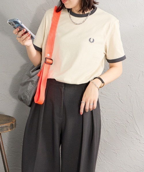 FRED PERRY（フレッドペリー）の「[FRED PERRY/フレッドペリー] 別注 ワンポイントロゴ刺繍 リンガーTシャツ（Tシャツ/カットソー・レディース・キャメル/オートミール/キナリ/ブラック・XS/XL/L/M/S）」の4枚目の写真