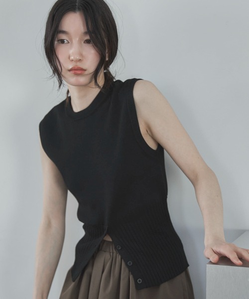 feepur（フェピュール）の「【ハンドウォッシャブル】ヘムボタンニットベスト（ベスト・レディース・ブラック/アイボリー/ブラウン/グレー・MEDIUM）」の3枚目の写真