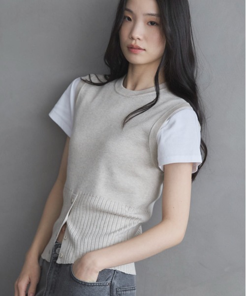 feepur（フェピュール）の「【ハンドウォッシャブル】ヘムボタンニットベスト（ベスト・レディース・ブラック/アイボリー/ブラウン/グレー・MEDIUM）」の13枚目の写真