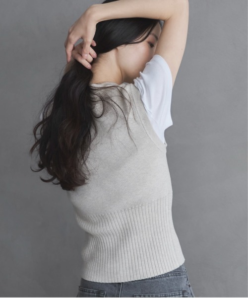 feepur（フェピュール）の「【ハンドウォッシャブル】ヘムボタンニットベスト（ベスト・レディース・ブラック/アイボリー/ブラウン/グレー・MEDIUM）」の15枚目の写真