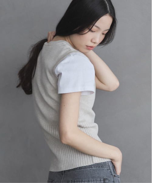 feepur（フェピュール）の「【ハンドウォッシャブル】ヘムボタンニットベスト（ベスト・レディース・ブラック/アイボリー/ブラウン/グレー・MEDIUM）」の17枚目の写真