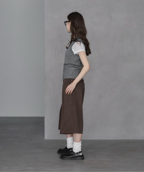 feepur（フェピュール）の「【ハンドウォッシャブル】ヘムボタンニットベスト（ベスト・レディース・ブラック/アイボリー/ブラウン/グレー・MEDIUM）」の19枚目の写真