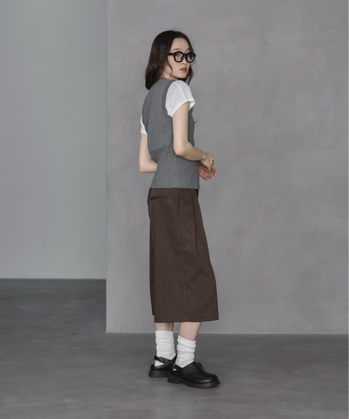 feepur（フェピュール）の「【ハンドウォッシャブル】ヘムボタンニットベスト（ベスト・レディース・ブラック/アイボリー/ブラウン/グレー・MEDIUM）」の21枚目の写真