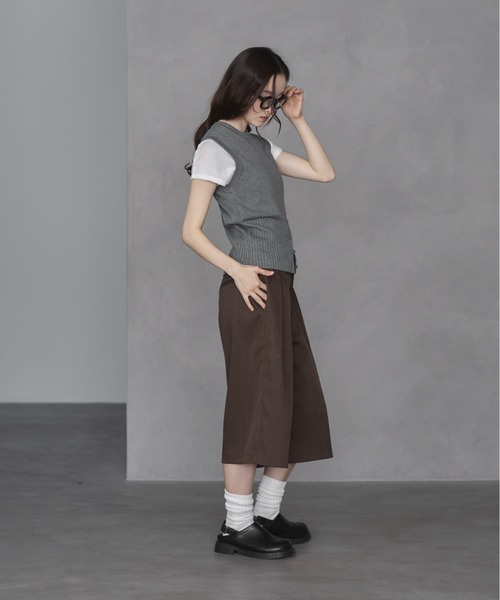 feepur（フェピュール）の「【ハンドウォッシャブル】ヘムボタンニットベスト（ベスト・レディース・ブラック/アイボリー/ブラウン/グレー・MEDIUM）」の22枚目の写真