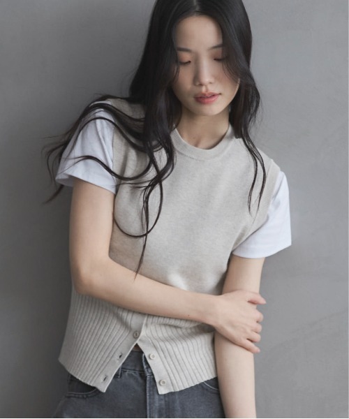 feepur（フェピュール）の「【ハンドウォッシャブル】ヘムボタンニットベスト（ベスト・レディース・ブラック/アイボリー/ブラウン/グレー・MEDIUM）」の14枚目の写真