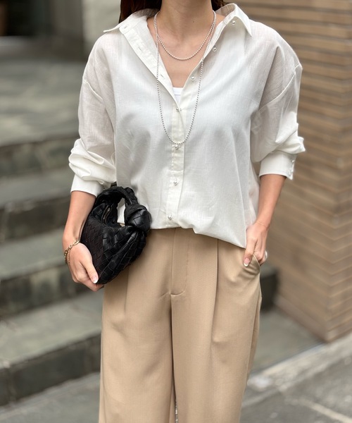 Emma Taylor(エマテイラー)の「【日焼け対策・冷房対策・シルエット変更可】パール釦シアーリネンオーバーシャツ(シャツ/ブラウス・レディース・ベージュ/サックスブルー/ホワイト・FREE)」の4枚目の写真