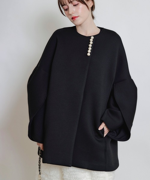 PICCIN PERLA（ピッチンペルラ）の「3Dスリーブパールダンボールコート（ノーカラーコート・レディース・オフホワイト/ブラック・M）」の2枚目の写真