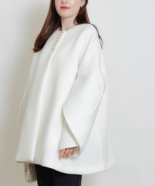 PICCIN PERLA（ピッチンペルラ）の「3Dスリーブパールダンボールコート（ノーカラーコート・レディース・オフホワイト/ブラック・M）」の4枚目の写真