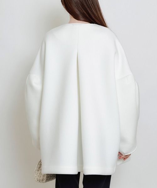 PICCIN PERLA（ピッチンペルラ）の「3Dスリーブパールダンボールコート（ノーカラーコート・レディース・オフホワイト/ブラック・M）」の5枚目の写真