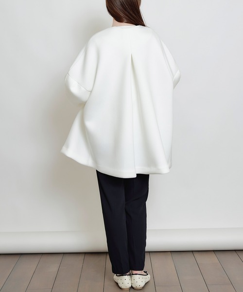 PICCIN PERLA（ピッチンペルラ）の「3Dスリーブパールダンボールコート（ノーカラーコート・レディース・オフホワイト/ブラック・M）」の9枚目の写真