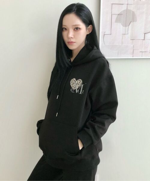 MUCENT(ムセント)の「シエラホピハートスモールロゴフードパーカー 男女共用 (2カラー)(パーカー・レディース・ブラック/ホワイト・FREE)」の11枚目の写真
