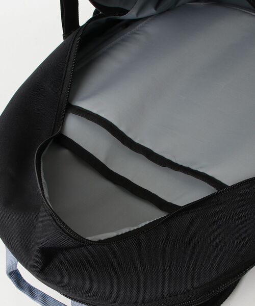 OUTDOOR PRODUCTS（アウトドアプロダクツ）の「軽量 大容量バックパック 32L（バックパック/リュック・レディース・ブラック×ホワイト/ピンク/ブルー/ブラック・FREE）」の22枚目の写真