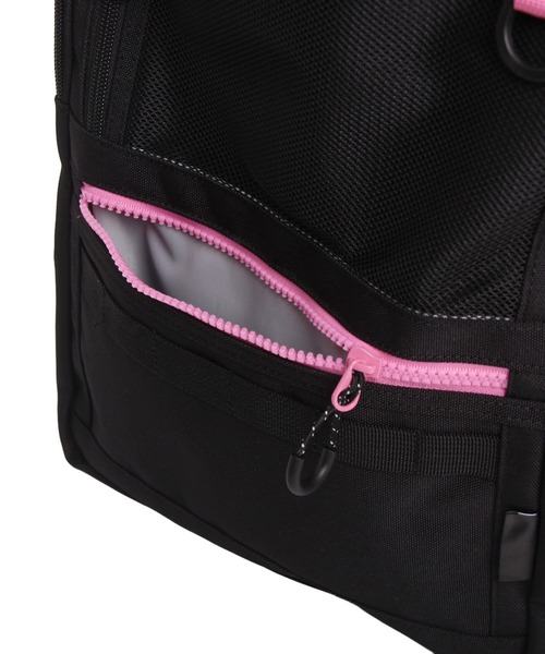 OUTDOOR PRODUCTS（アウトドアプロダクツ）の「軽量 大容量バックパック 32L（バックパック/リュック・レディース・ブラック×ホワイト/ピンク/ブルー/ブラック・FREE）」の10枚目の写真