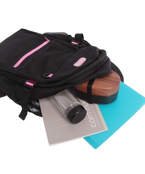 OUTDOOR PRODUCTS（アウトドアプロダクツ）の「軽量 大容量バックパック 32L（バックパック/リュック・レディース・ブラック×ホワイト/ピンク/ブルー/ブラック・FREE）」の19枚目の写真