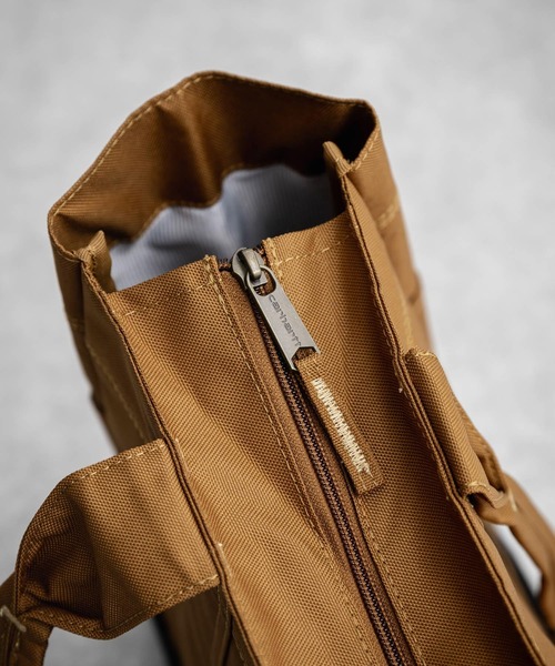 Carhartt（カーハート）の「Carhartt カーハート Horizontal Zip Tote/ホリゾンタルジップ横型トートバッグ（トートバッグ・メンズ・ブラウン/ブラック・FREE）」の20枚目の写真