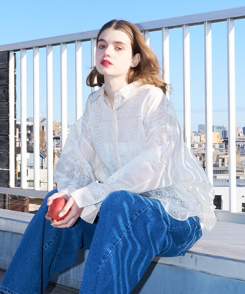 abahouse mavie（アバハウスマヴィ）の「【シアー素材】総レースクレリックシャツ/春服/レイヤード/透け感/大人フェミニン（シャツ/ブラウス・レディース・アイボリー・フリー）」の2枚目の写真