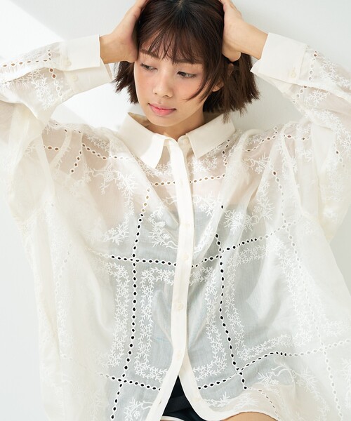 abahouse mavie（アバハウスマヴィ）の「【シアー素材】総レースクレリックシャツ/春服/レイヤード/透け感/大人フェミニン（シャツ/ブラウス・レディース・アイボリー・フリー）」の7枚目の写真