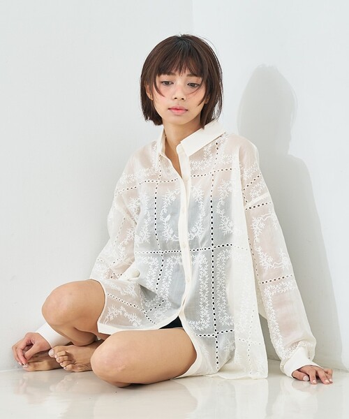 abahouse mavie（アバハウスマヴィ）の「【シアー素材】総レースクレリックシャツ/春服/レイヤード/透け感/大人フェミニン（シャツ/ブラウス・レディース・アイボリー・フリー）」の4枚目の写真