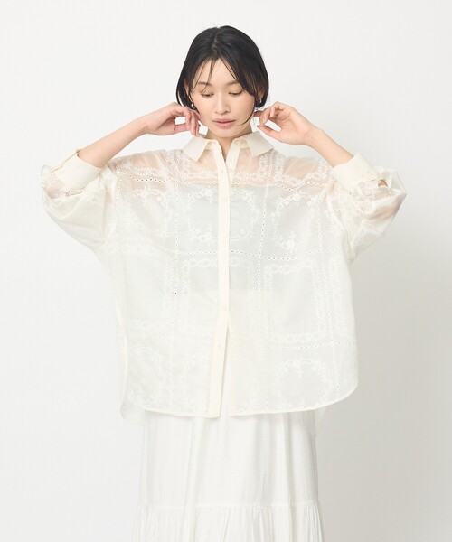 abahouse mavie(アバハウスマヴィ)の「【シアー素材】総レースクレリックシャツ/春服/レイヤード/透け感/大人フェミニン(シャツ/ブラウス・レディース・アイボリー・フリー)」の7枚目の写真