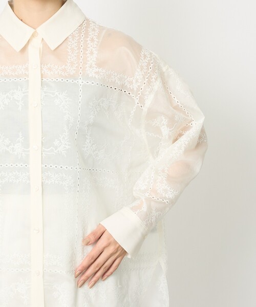 abahouse mavie(アバハウスマヴィ)の「【シアー素材】総レースクレリックシャツ/春服/レイヤード/透け感/大人フェミニン(シャツ/ブラウス・レディース・アイボリー・フリー)」の14枚目の写真