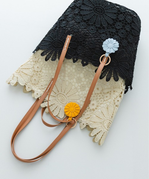 RODE SKO(ロデスコ)の「フラワーチャームトートバッグ(トートバッグ・レディース・オフホワイト/ブラック・ONE)」の2枚目の写真