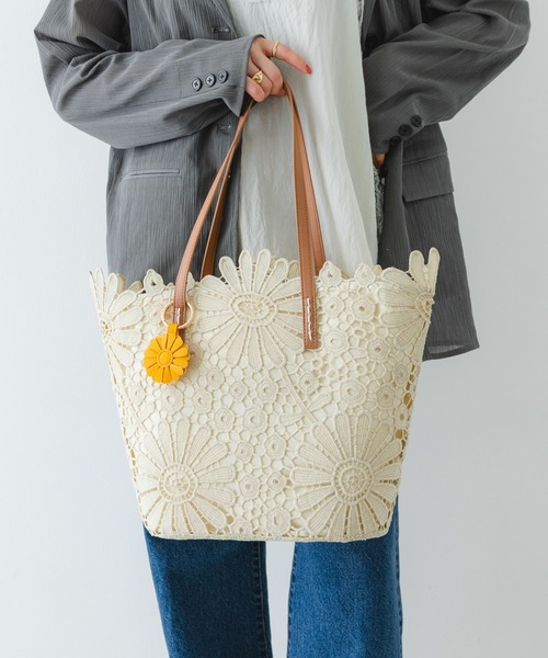 RODE SKO(ロデスコ)の「フラワーチャームトートバッグ(トートバッグ・レディース・オフホワイト/ブラック・ONE)」の3枚目の写真