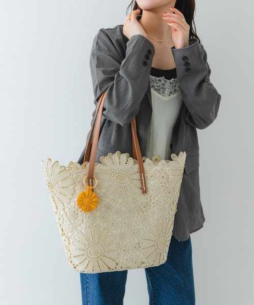 RODE SKO(ロデスコ)の「フラワーチャームトートバッグ(トートバッグ・レディース・オフホワイト/ブラック・ONE)」の4枚目の写真