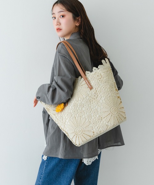 RODE SKO(ロデスコ)の「フラワーチャームトートバッグ(トートバッグ・レディース・オフホワイト/ブラック・ONE)」の5枚目の写真