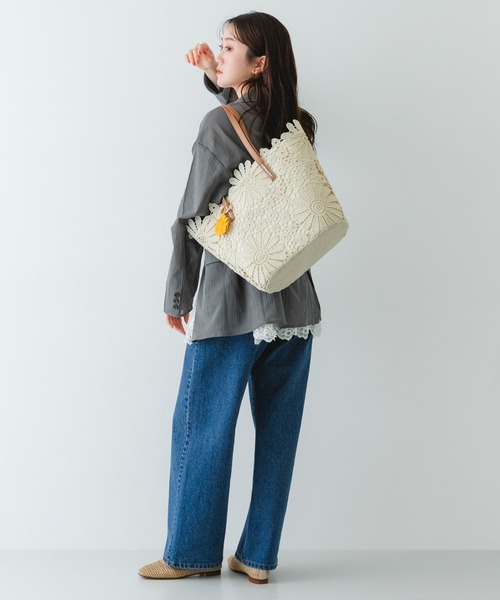 RODE SKO(ロデスコ)の「フラワーチャームトートバッグ(トートバッグ・レディース・オフホワイト/ブラック・ONE)」の7枚目の写真