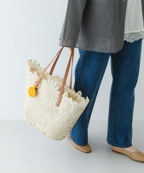 RODE SKO(ロデスコ)の「フラワーチャームトートバッグ(トートバッグ・レディース・オフホワイト/ブラック・ONE)」の8枚目の写真