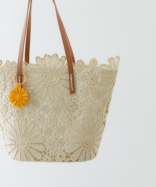 RODE SKO(ロデスコ)の「フラワーチャームトートバッグ(トートバッグ・レディース・オフホワイト/ブラック・ONE)」の10枚目の写真