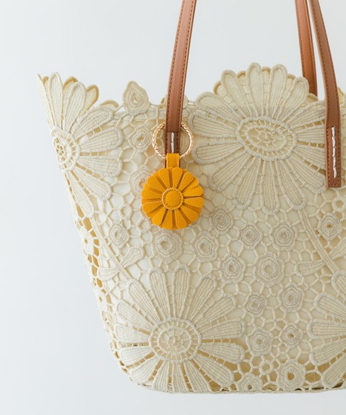 RODE SKO(ロデスコ)の「フラワーチャームトートバッグ(トートバッグ・レディース・オフホワイト/ブラック・ONE)」の11枚目の写真