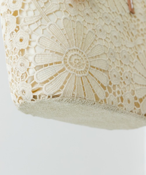 RODE SKO(ロデスコ)の「フラワーチャームトートバッグ(トートバッグ・レディース・オフホワイト/ブラック・ONE)」の13枚目の写真