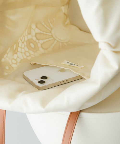 RODE SKO(ロデスコ)の「フラワーチャームトートバッグ(トートバッグ・レディース・オフホワイト/ブラック・ONE)」の14枚目の写真