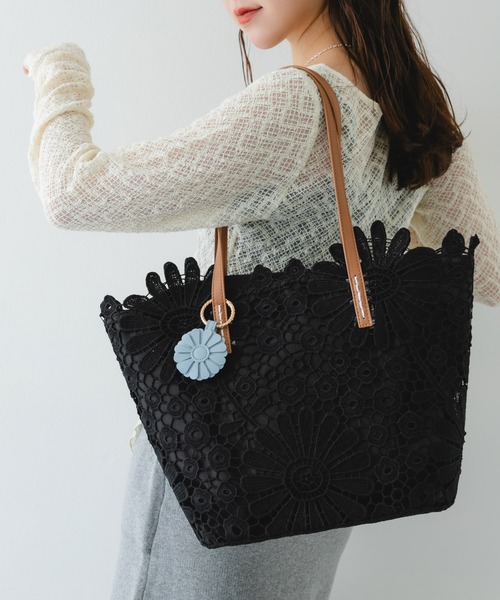 RODE SKO(ロデスコ)の「フラワーチャームトートバッグ(トートバッグ・レディース・オフホワイト/ブラック・ONE)」の15枚目の写真