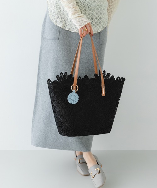 RODE SKO(ロデスコ)の「フラワーチャームトートバッグ(トートバッグ・レディース・オフホワイト/ブラック・ONE)」の19枚目の写真