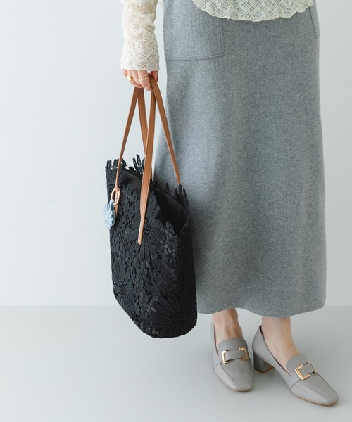 RODE SKO(ロデスコ)の「フラワーチャームトートバッグ(トートバッグ・レディース・オフホワイト/ブラック・ONE)」の21枚目の写真