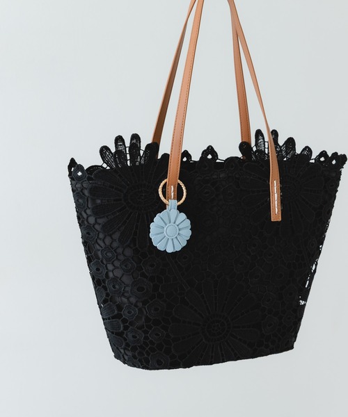 RODE SKO(ロデスコ)の「フラワーチャームトートバッグ(トートバッグ・レディース・オフホワイト/ブラック・ONE)」の22枚目の写真