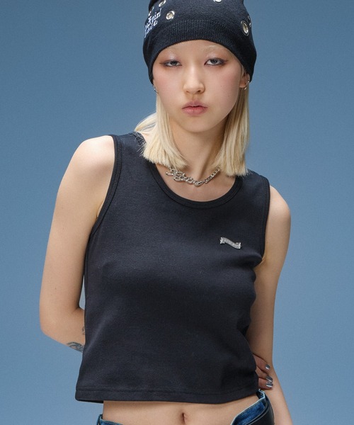 X-girl(エックスガール)の「METAL NAME LOGO TANK TOP(タンクトップ・レディース・ブラック/ホワイト/ブラウン・ONE SIZE)」の3枚目の写真