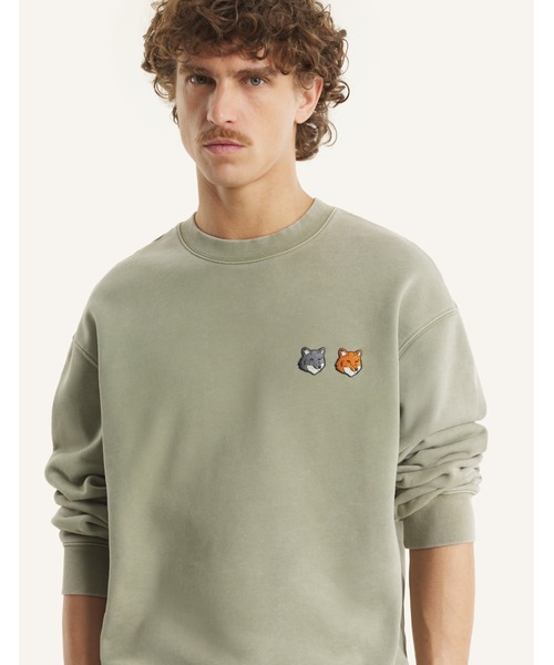 Maison Kitsune(メゾンキツネ)の「DOUBLE FOX HEAD FADED COMFORT SWEATSHIRT(スウェット・メンズ・カーキ・XL/L/M/S/XS)」の1枚目の写真