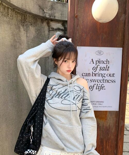 GILAARCHIVE(ギラアーカイブ)の「SCRIPT LETTERING ONE SHOULDER HOODED_GREY(パーカー・レディース・その他・FREE)」の9枚目の写真