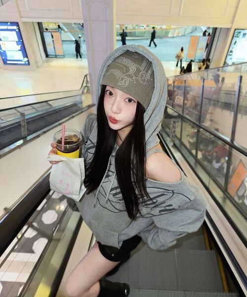 GILAARCHIVE(ギラアーカイブ)の「SCRIPT LETTERING ONE SHOULDER HOODED_GREY(パーカー・レディース・その他・FREE)」の11枚目の写真
