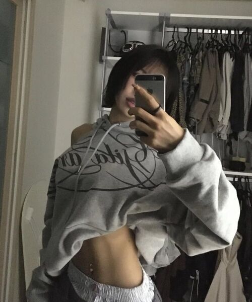 GILAARCHIVE(ギラアーカイブ)の「SCRIPT LETTERING ONE SHOULDER HOODED_GREY(パーカー・レディース・その他・FREE)」の5枚目の写真