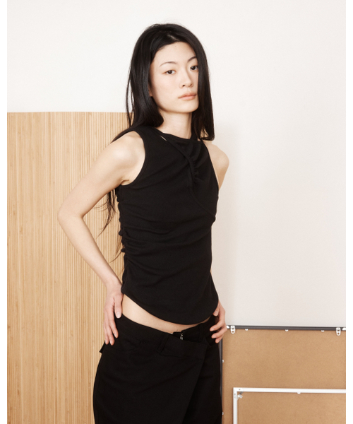 レイヤードシャーリングスリーブレスタンクトップ (ブラック)