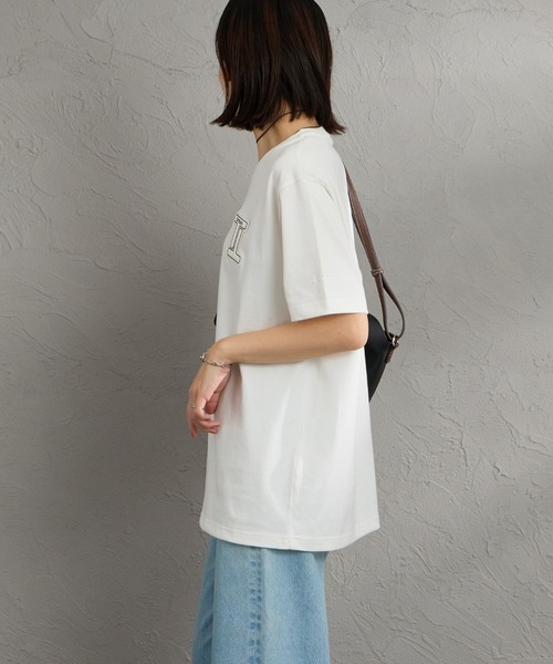 TATRAS（タトラス）の「[TATRAS/タトラス] CEFEO フェイクレザーワッペンロゴ ショートスリーブTシャツ（Tシャツ/カットソー・レディース・アイボリー/ブラック・1/2）」の9枚目の写真