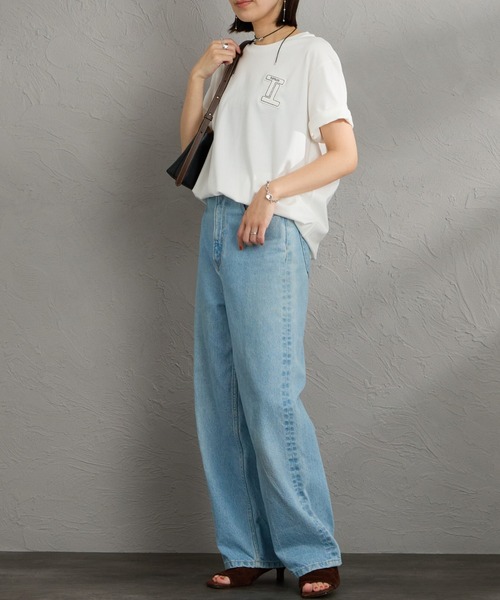 TATRAS（タトラス）の「[TATRAS/タトラス] CEFEO フェイクレザーワッペンロゴ ショートスリーブTシャツ（Tシャツ/カットソー・レディース・アイボリー/ブラック・1/2）」の3枚目の写真