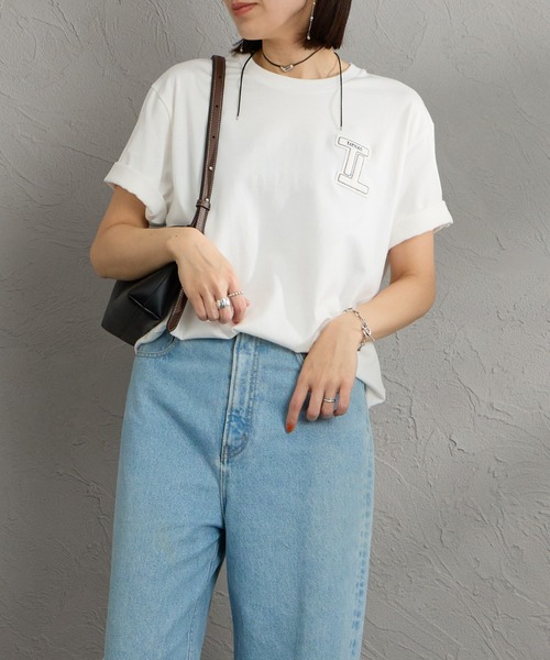TATRAS（タトラス）の「[TATRAS/タトラス] CEFEO フェイクレザーワッペンロゴ ショートスリーブTシャツ（Tシャツ/カットソー・レディース・アイボリー/ブラック・1/2）」の4枚目の写真