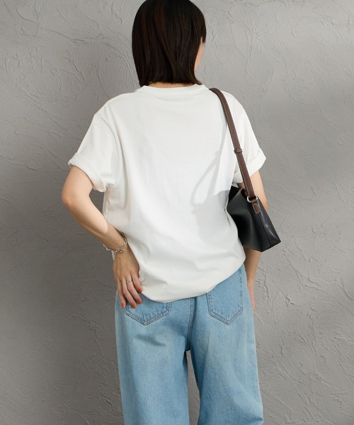 TATRAS（タトラス）の「[TATRAS/タトラス] CEFEO フェイクレザーワッペンロゴ ショートスリーブTシャツ（Tシャツ/カットソー・レディース・アイボリー/ブラック・1/2）」の5枚目の写真